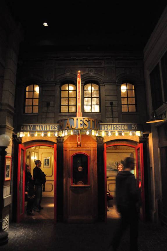 Assistindo a filme em réplica de cinema antigo, no Royal BC Museum, em Victoria, capital da British Columbia, no oeste do Canadá